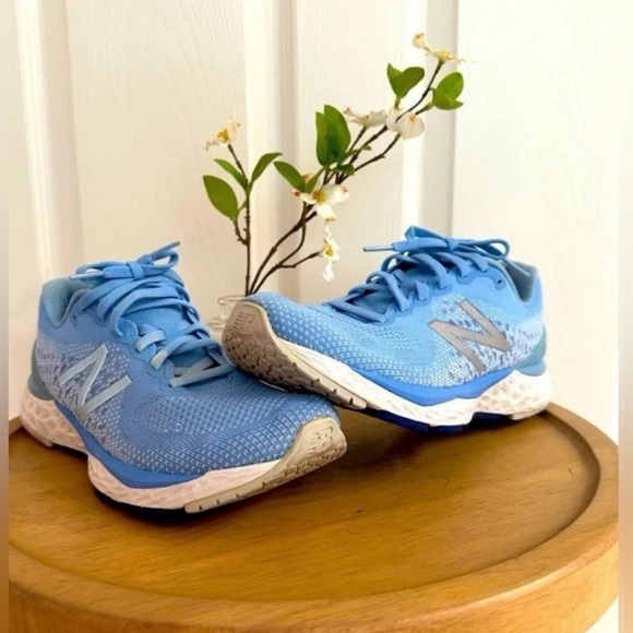 NEW BALANCE ~ Women’s baby blue and white running jogging sneakers size 8.5 - Picture 4 of 9